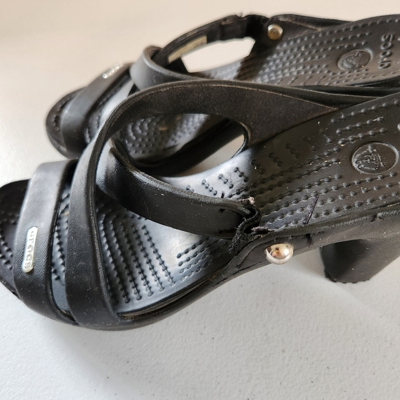 Crocs Cyprus V Sandal Size 5 Block Heel Mule Black Rubber Strappy Heels Shoes - Picture 4 of 7